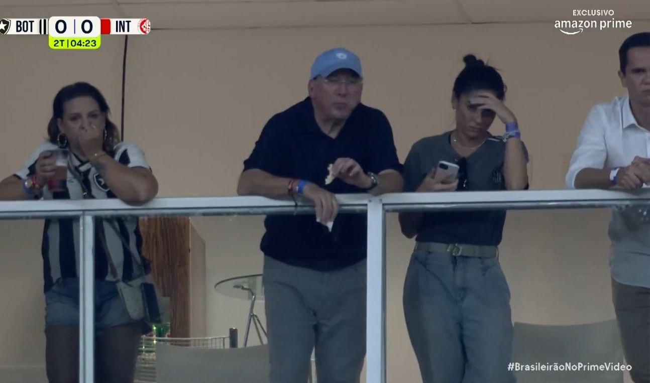 Imagem da noticia Disfarçado, Textor acompanha Botafogo x Internacional