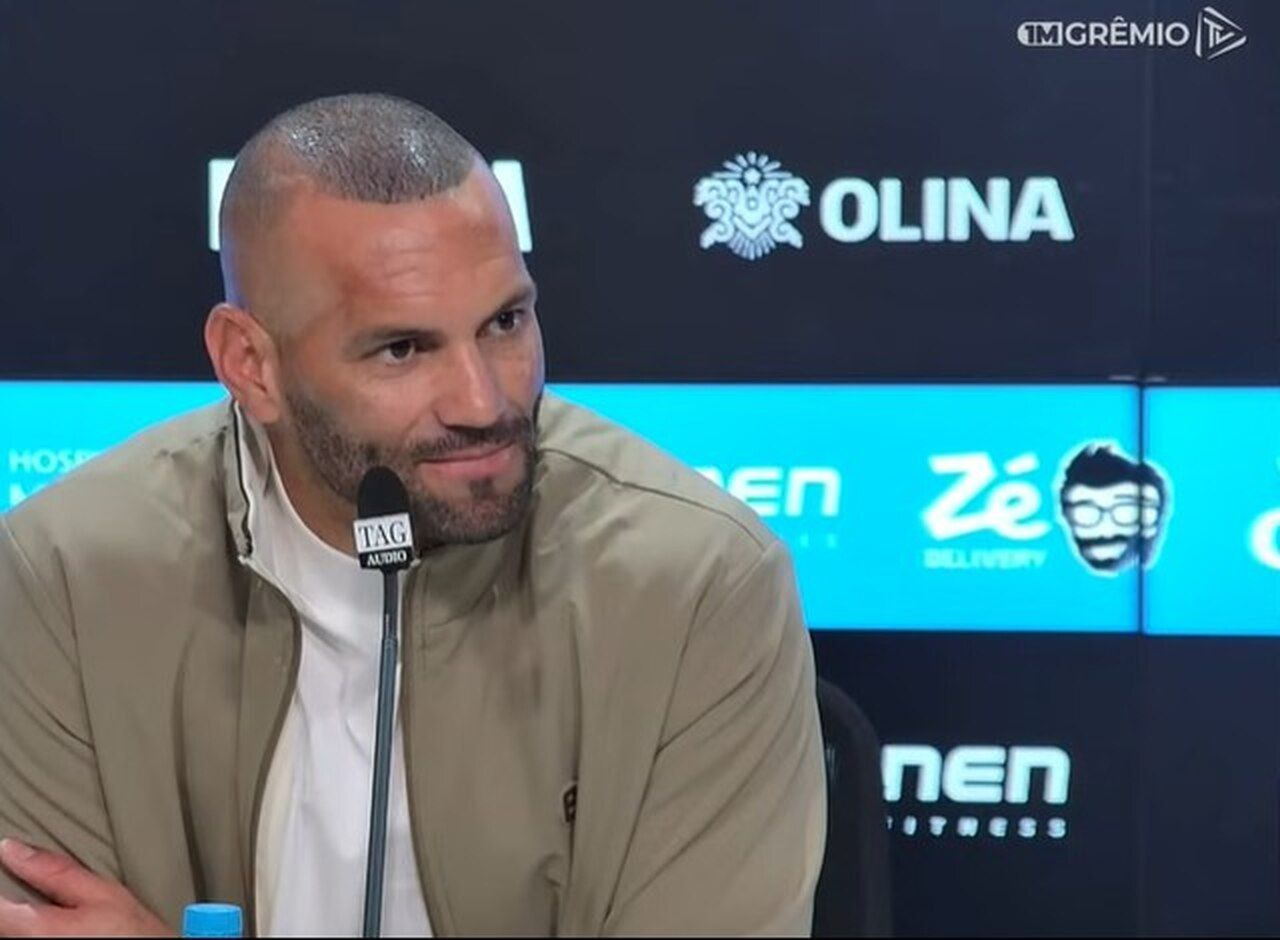 Imagem da noticia Weverton supera concorrentes pela Copa e diz: "Quando está na pré-lista, sonha de outra maneira"