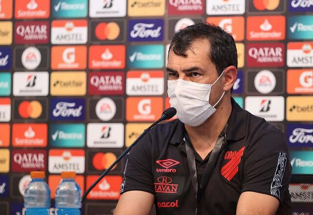 Imagem da noticia Carille não resiste a goleada e é demitido do Athletico-PR com sete jogos