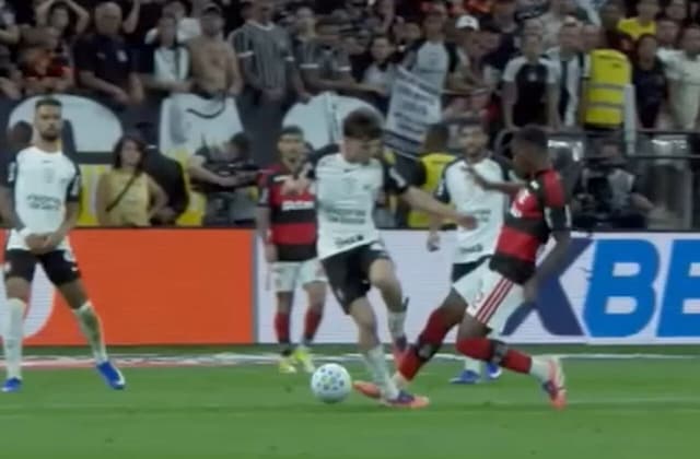 CBF divulga áudio do VAR em expulsão de Evertton Araújo, do Flamengo CBF divulga áudio do VAR em expulsão de Evertton Araújo, do Flamengo