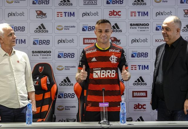 Imagem da noticia Everton Cebolinha é apresentado pelo Flamengo: "Camisa muito pesada"