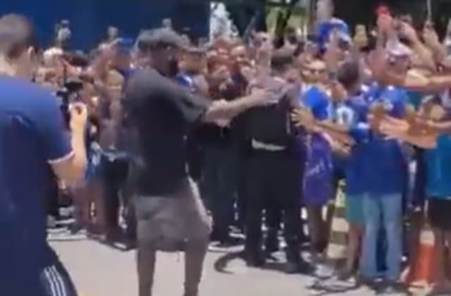 Gerson chega na Toca da Raposa e é recebido com festa Gerson chega na Toca da Raposa e é recebido com festa