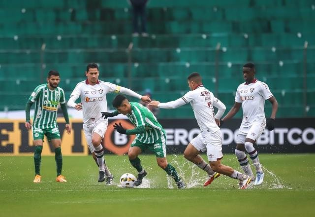 Imagem da noticia Chuva castiga gramado, e Fluminense perde para o Juventude em Caxias