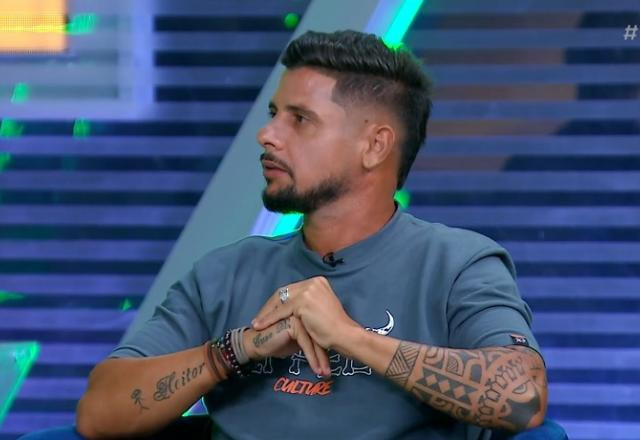 Imagem da noticia Cicinho admite frustração com Neymar: "Ao invés de focar. expõe a vida"