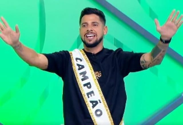 Imagem da noticia Título definido? Cicinho veste faixa de "São Paulo campeão da Copa do Brasil"