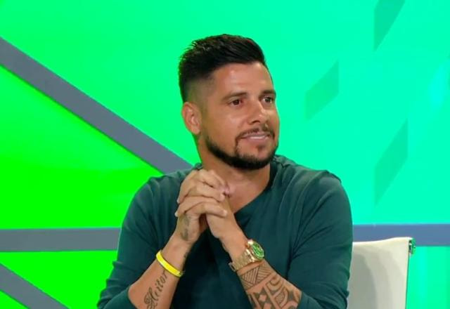 Imagem da noticia "Gostei da seleção, mas é nítida a dependência no Neymar", diz Cicinho