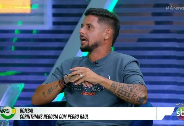 Imagem da noticia Cicinho critica elenco do Corinthians: "Não briga por títulos"