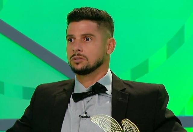 Imagem da noticia Cicinho detona torcedores do Cruzeiro: "Torcidinha de modinha"