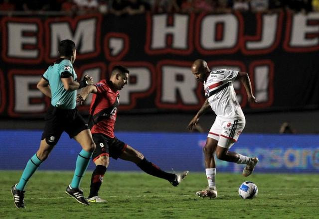 Imagem da noticia Cicinho define São Paulo contra Atlético-GO: "Muito frágil, sem confiança"