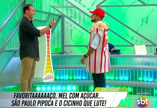 Imagem da noticia Vestido de pipoca, Cicinho "imita" Calleri e dá tapa em celular de Benja