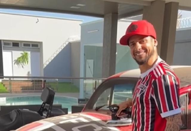 Imagem da noticia Cicinho usa "Fusca do São Paulo" para zoar Palmeiras: "Passando o carro"