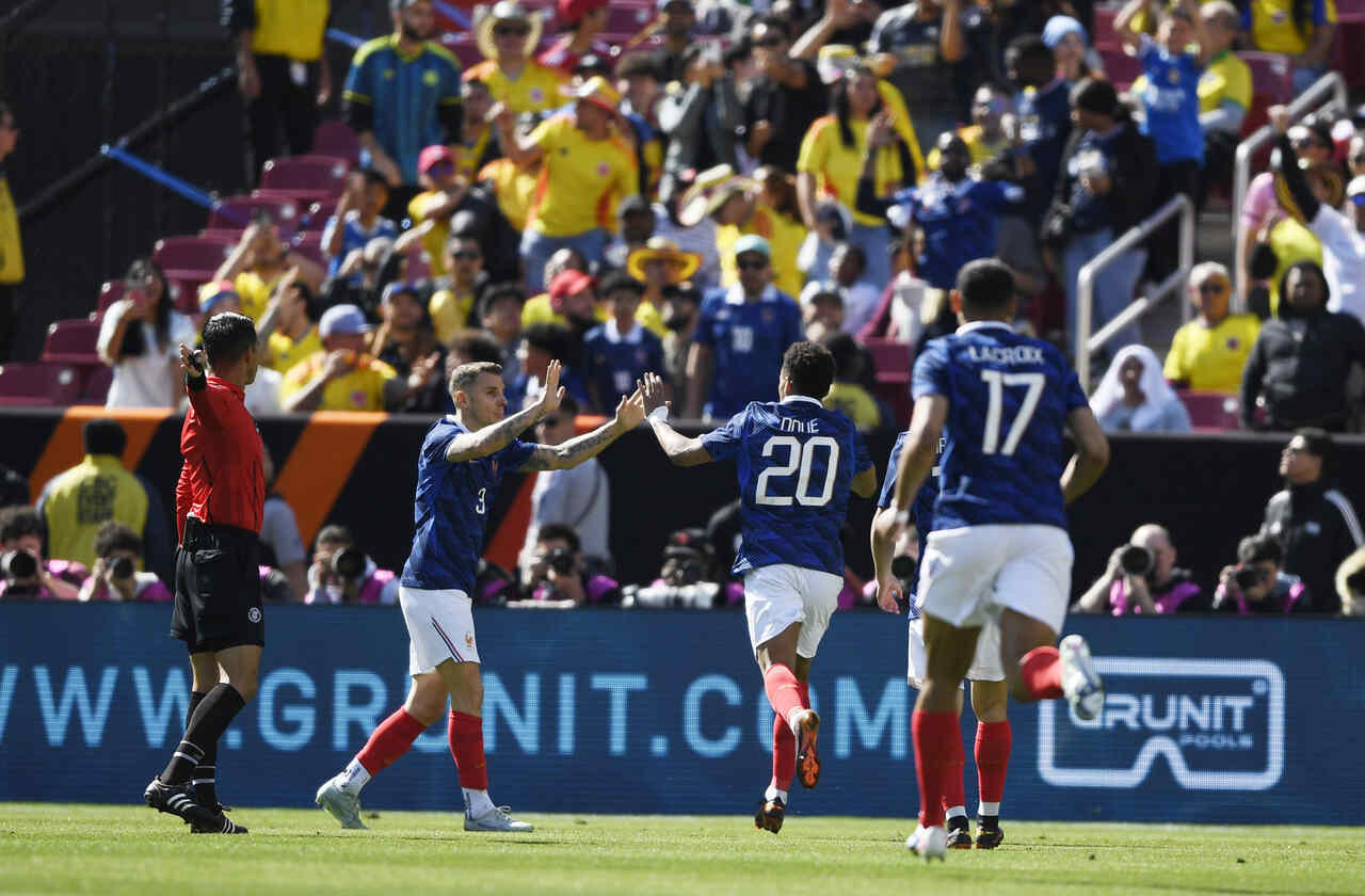 Imagem da noticia Com time reserva, França domina e vence a Colômbia em amistoso