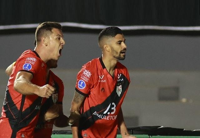 Imagem da noticia Com um a menos, São Paulo perde para Atlético-GO e se complica na Sul-Americana