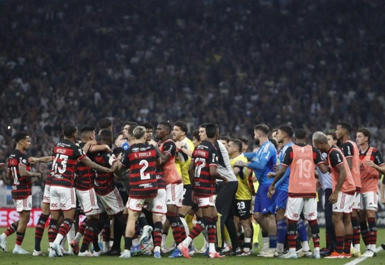 Imagem da noticia STJD pune jogadores de Corinthians e Flamengo por confusão no Brasileirão