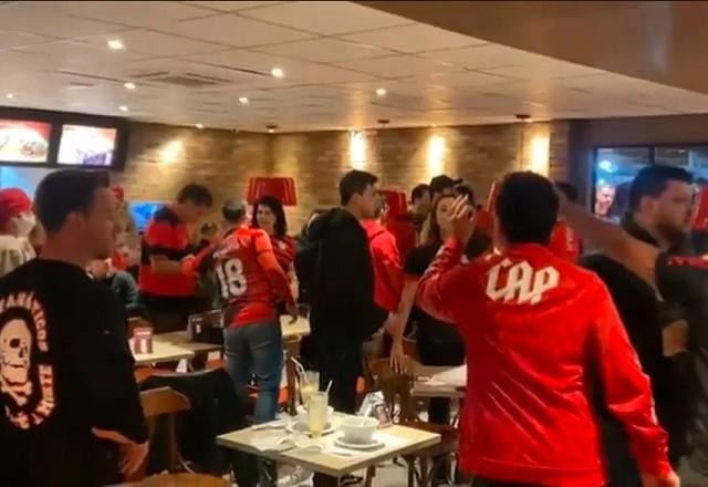 Imagem da noticia Torcedores do Athletico-PR expulsam flamenguistas de restaurante: "Favelado de m..."