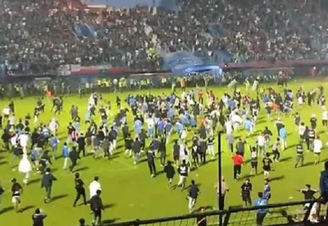 Imagem da noticia Confusão envolvendo torcida e polícia deixa mais de 120 mortos na Indonésia