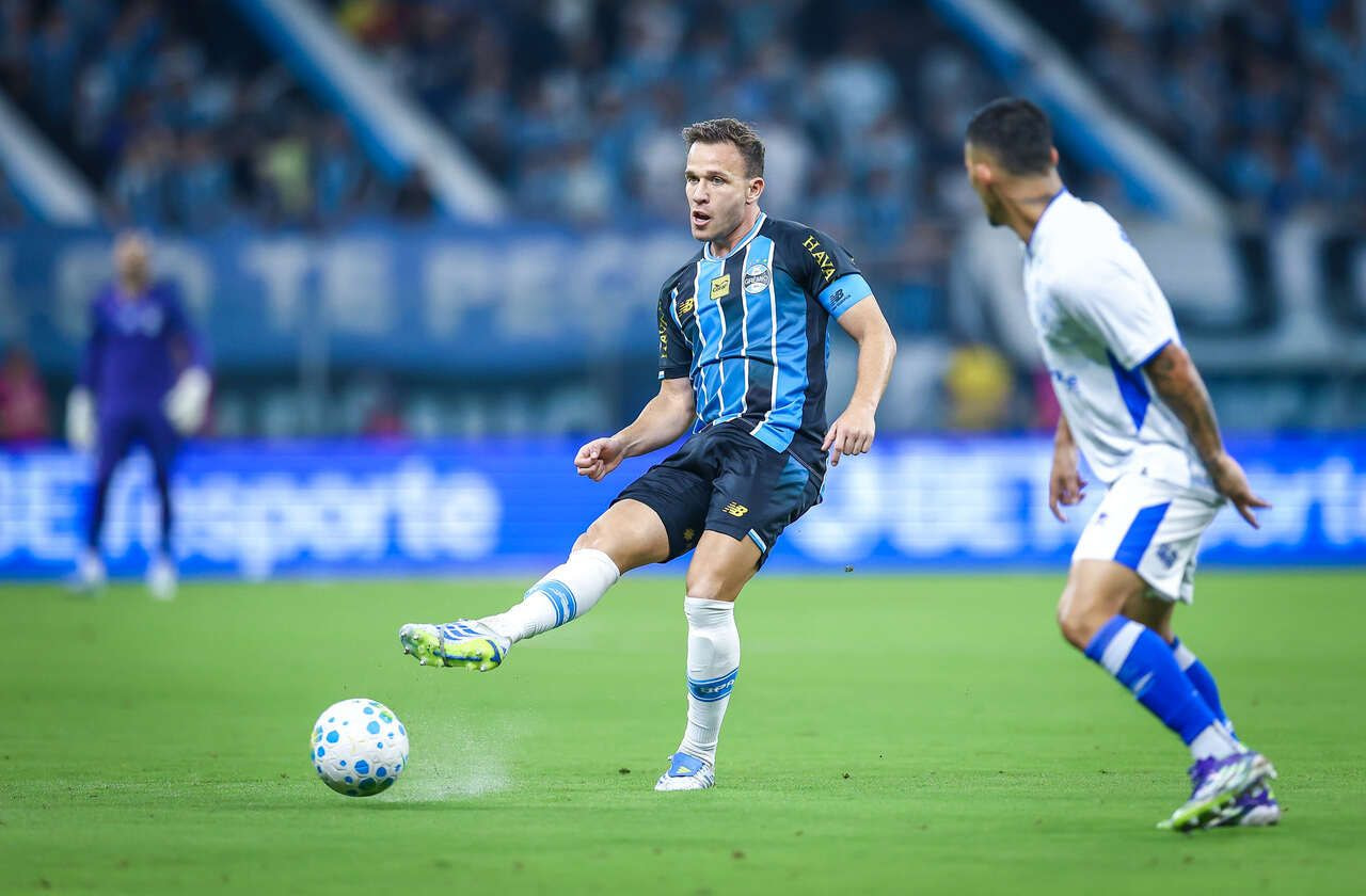 Imagem da noticia Capitão do Grêmio, Arthur blinda treinador e dispara: "Não estamos cômodos"