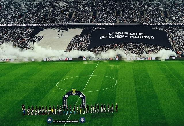 Imagem da noticia Corinthians vence o Fluminense e sai da zona de rebaixamento do Brasileirão