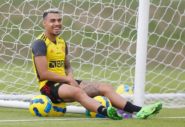 Imagem da noticia Corinthians e Flamengo não chegam a acordo, e Matheuzinho vai retornar ao Rio