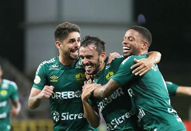 Imagem da noticia Corinthians perde para o Cuiabá e tem liderança ameaçada no Brasileirão