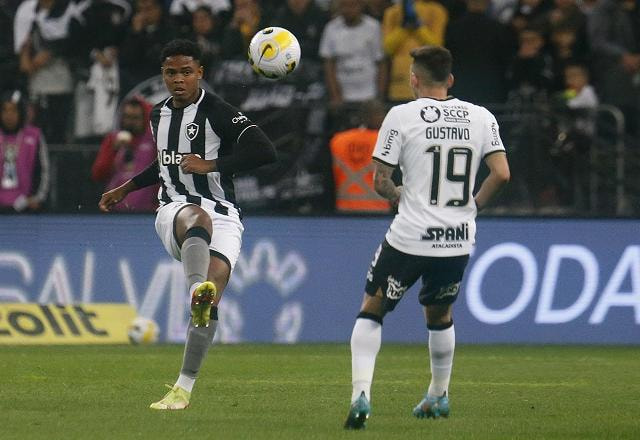 Imagem da noticia Corinthians vence Botafogo e continua a quatro pontos do líder Palmeiras