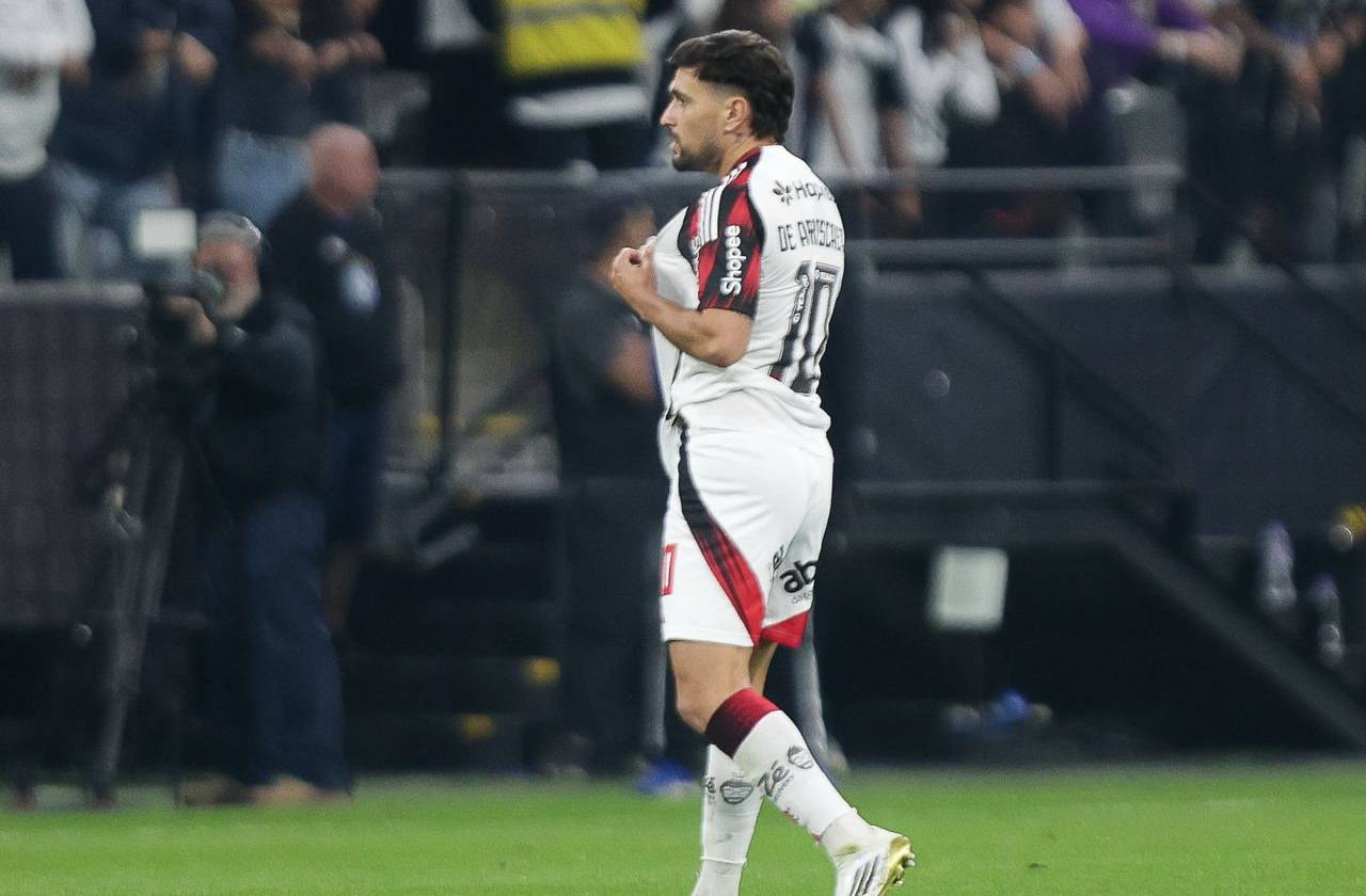 Imagem da noticia Flamengo reage no segundo tempo e vira diante do Corinthians