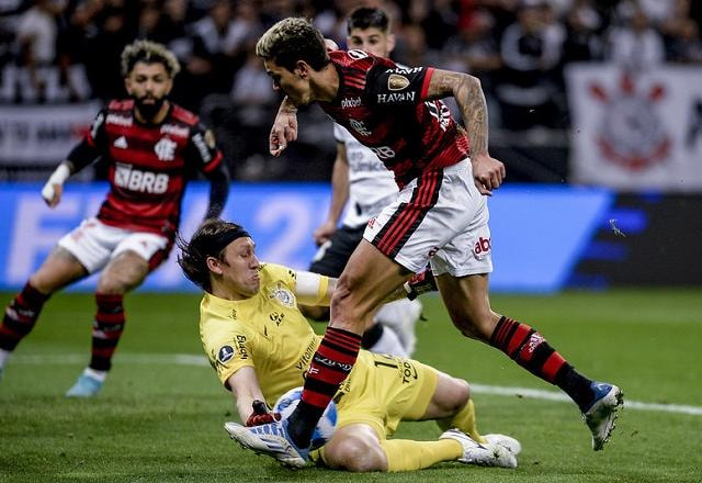 Imagem da noticia Corinthians x Flamengo: onde assistir, escalações e desfalques