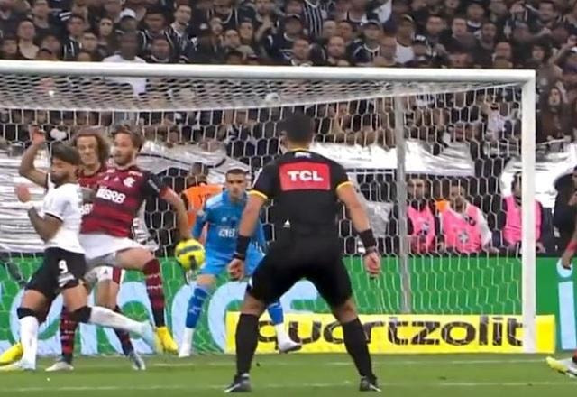 Imagem da noticia CBF libera áudio, e VAR diz que bola pegou antes na barriga de Léo Pereira
