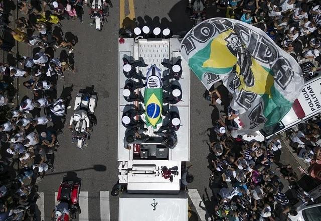 Imagem da noticia Corpo de Pelé chega ao cemitério após cortejo pelas ruas de Santos