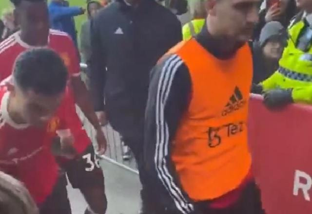 Imagem da noticia Cristiano Ronaldo repete Calleri e dá tapa em celular de torcedor após derrota