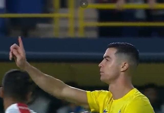 Imagem da noticia Cristiano Ronaldo sofre pênalti e avisa árbitro que não foi nada