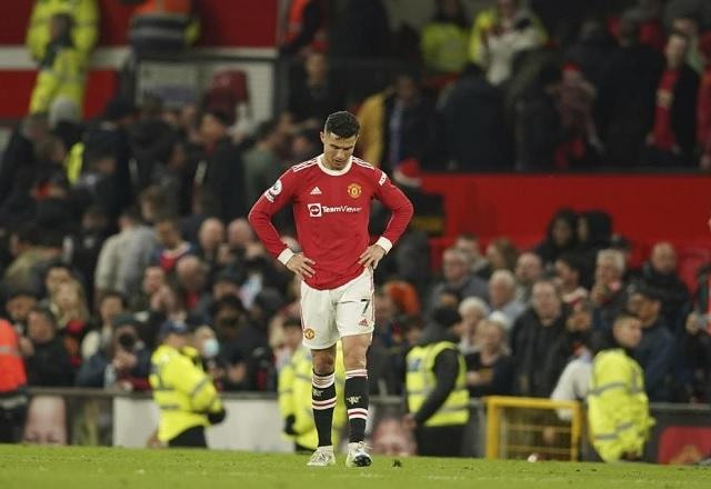 Imagem da noticia Cristiano Ronaldo retorna à Inglaterra para definir futuro no Manchester United