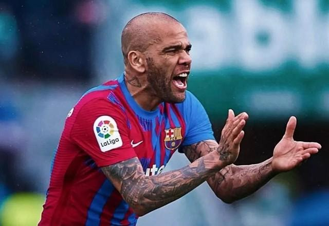 Imagem da noticia Sem renovação de contrato, Dani Alves se despede do Barcelona