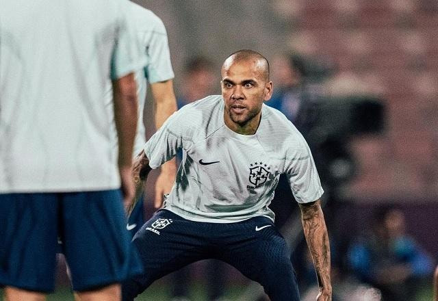 Imagem da noticia Daniel Alves evita comparação com Robinho e revela choro após recado de Xavi