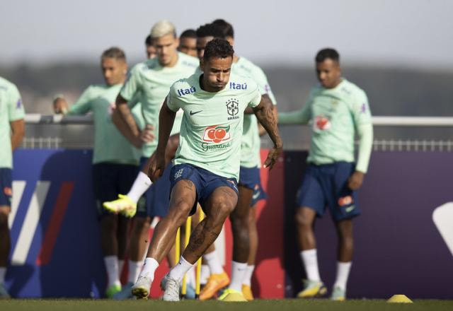 Imagem da noticia Danilo exalta Daniel Alves na seleção brasileira: "Exemplo de liderança"