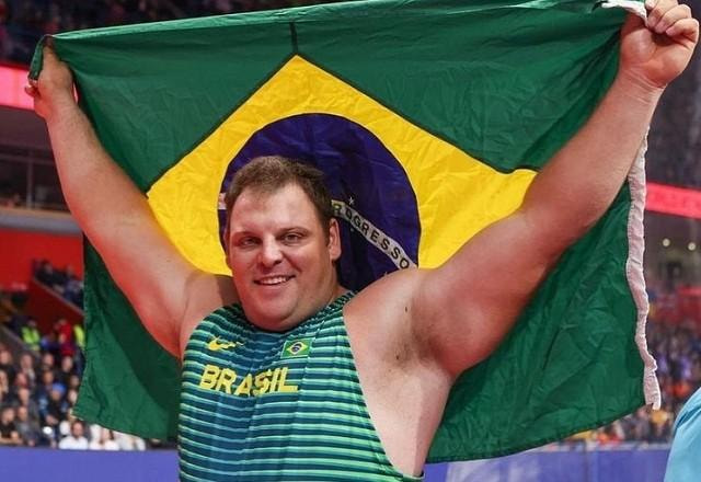 Imagem da noticia Darlan Romani pede mulher em casamento no aeroporto em retorno ao Brasil