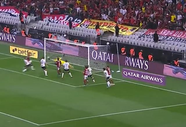 Imagem da noticia David Luiz desvia de cabeça, e Cássio faz defesa milagrosa