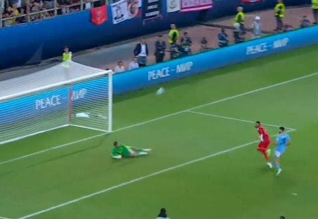 Imagem da noticia Milagre! Ederson faz defesaça e impede segundo gol do Sevilla