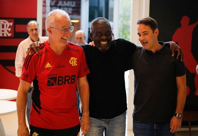 Imagem da noticia Após retirada de tumor no cérebro, Denir é aclamado em visita ao Flamengo