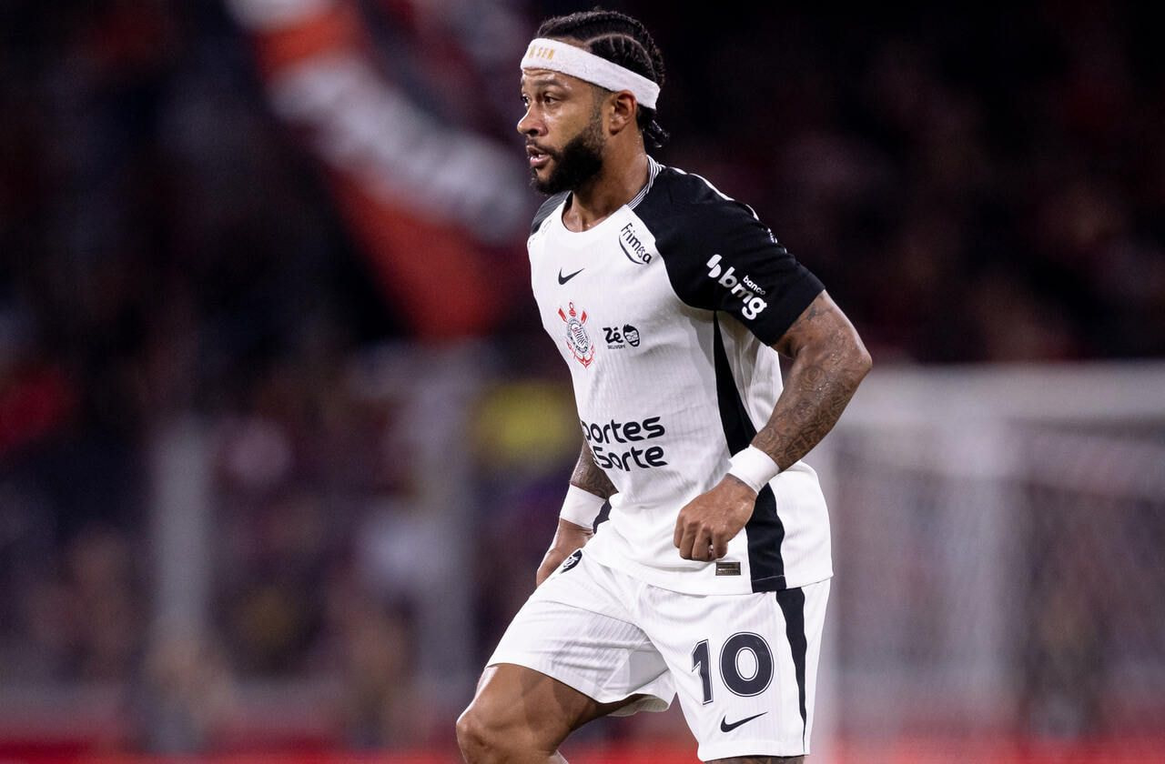 Imagem da noticia Depay detona gramado sintético da Arena da Baixada após vitória do Corinthians