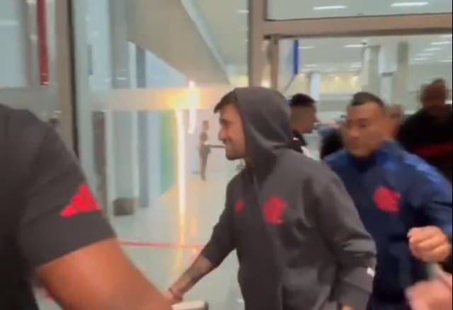 Flamengo desembarca no Rio após disputa do Intercontinental Flamengo desembarca no Rio após disputa do Intercontinental