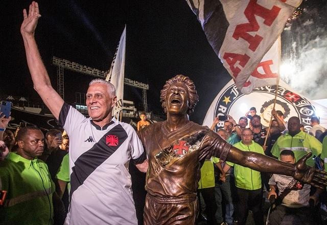 Imagem da noticia Vasco inaugura estátua de Roberto Dinamite em São Januário