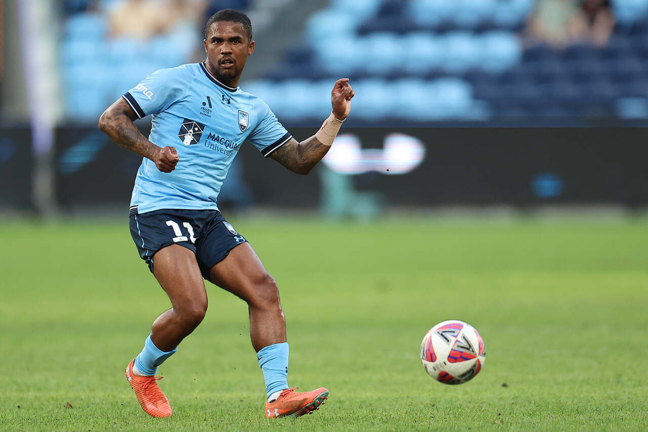 Imagem da noticia Clube australiano anuncia saída de Douglas Costa, ex-Grêmio e Fluminense