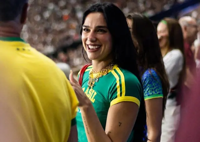 Dua Lipa marca presença em Fluminense x Flamengo no Maracanã Dua Lipa marca presença em Fluminense x Flamengo no Maracanã