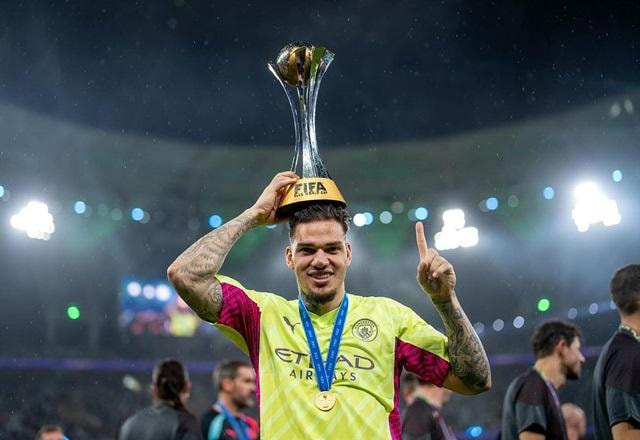 Imagem da noticia Ederson ganha prêmio de melhor goleiro do mundo em 2023 da IFFHS
