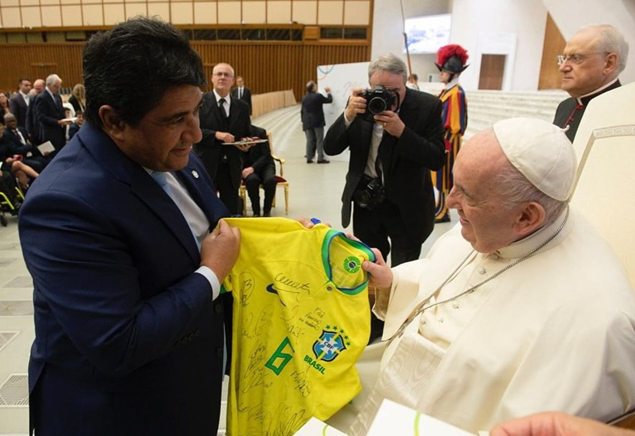 Imagem da noticia Personalidades do futebol lamentam morte de Papa Francisco; veja