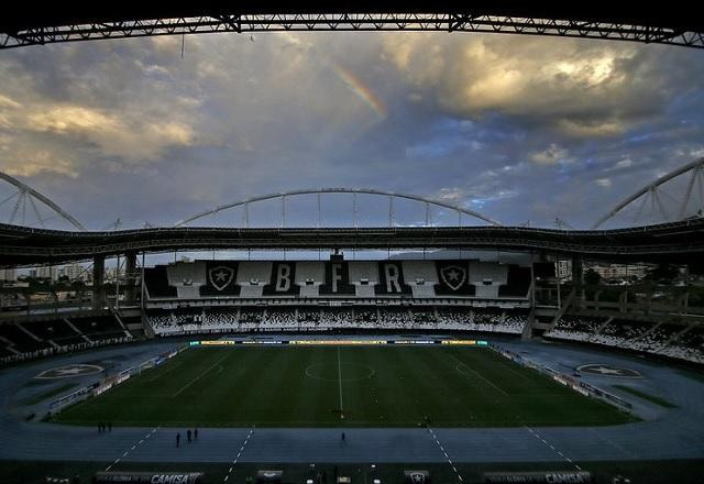 Imagem da noticia Elevador do Nilton Santos despenca com jogador e torcedores do Botafogo
