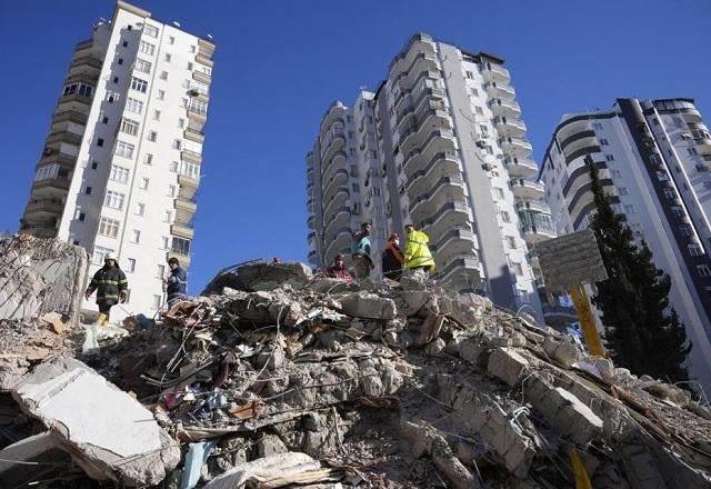 Imagem da noticia Ex-jogador do Chelsea é resgatado com vida de escombros na Turquia