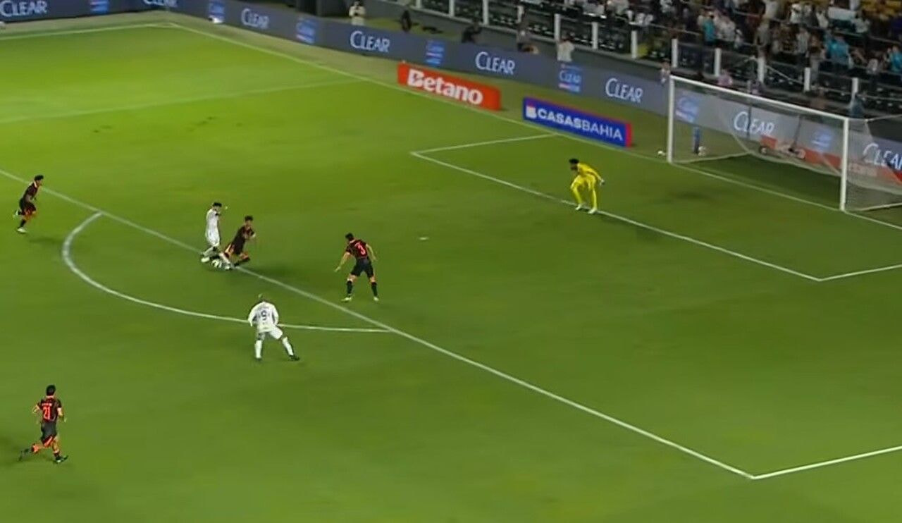 Imagem da noticia Gustavo Henrique exibe marca e ironiza arbitragem: "A falta foi minha mesmo"