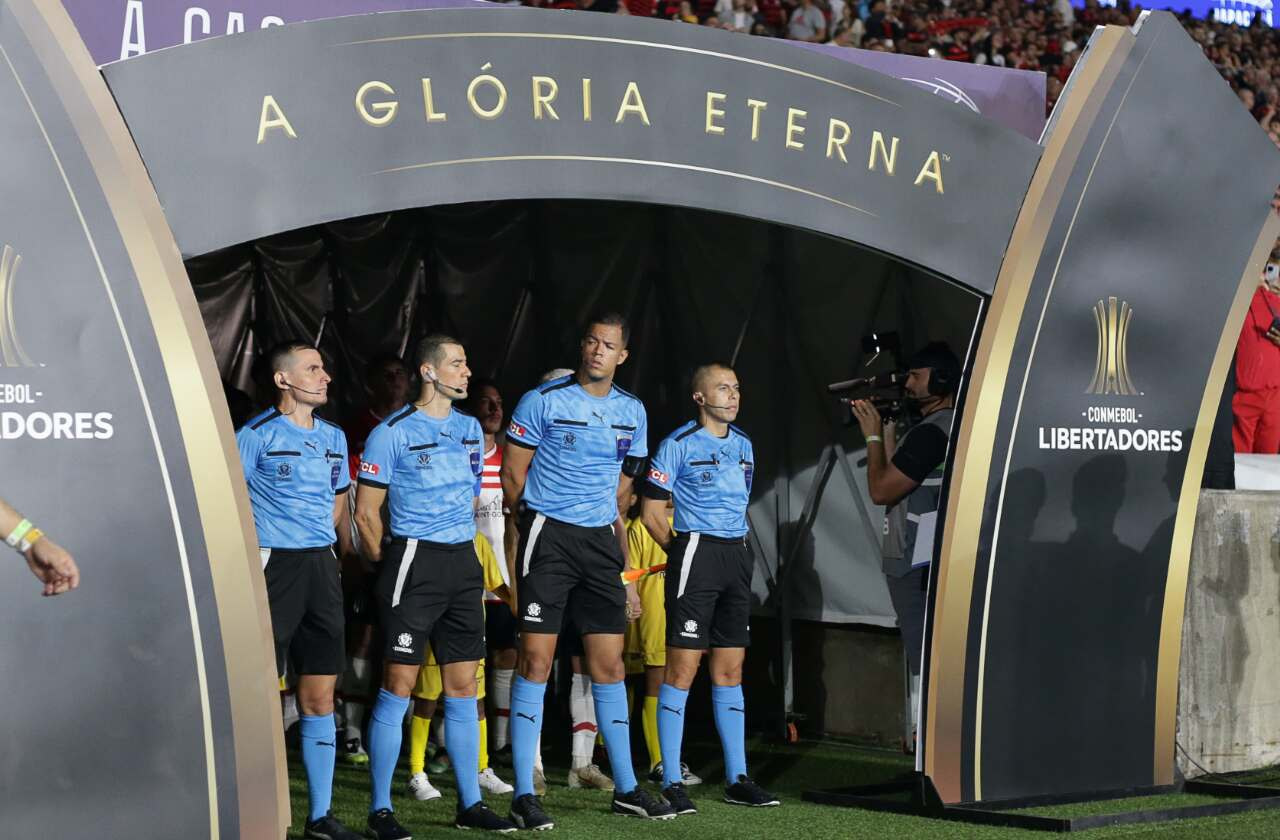 Imagem da noticia Jogadores do Flamengo acusam 4º árbitro de "ajudar" técnico do Estudiantes